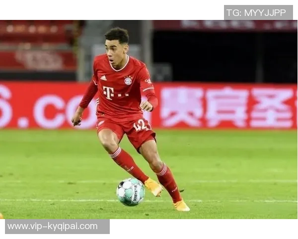 穆西亚拉提前结束假期重返拜仁训练基地全力备战新赛季